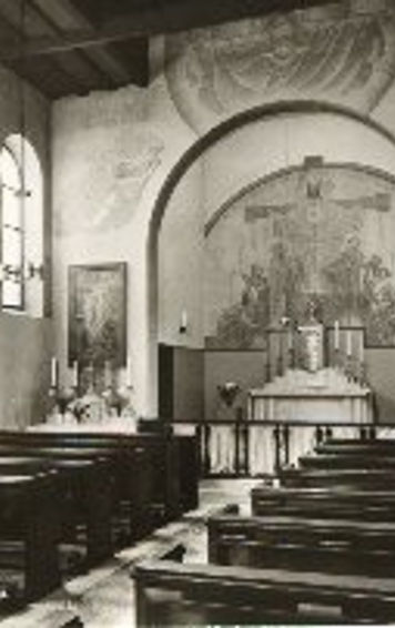 Kyrksalen med predikstolen på ett äldre fotografi
