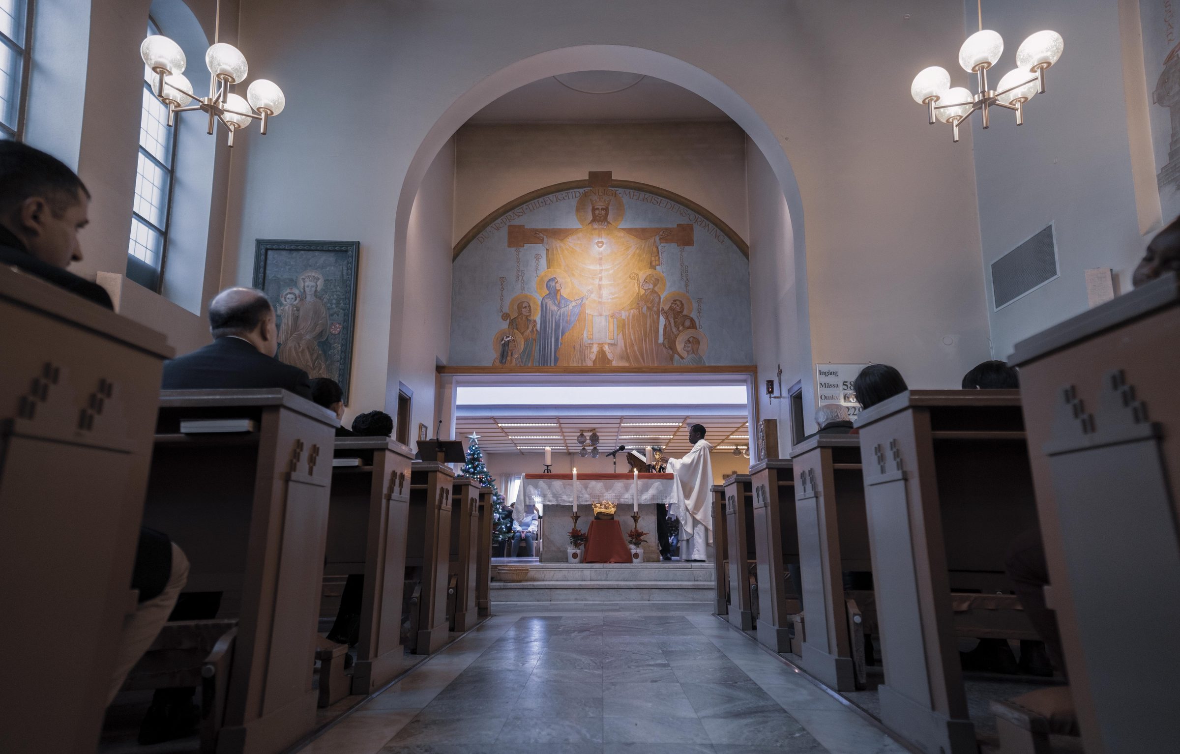 Kyrksalen i S:t Eskils katolska kyrka med muralmålningen i koret